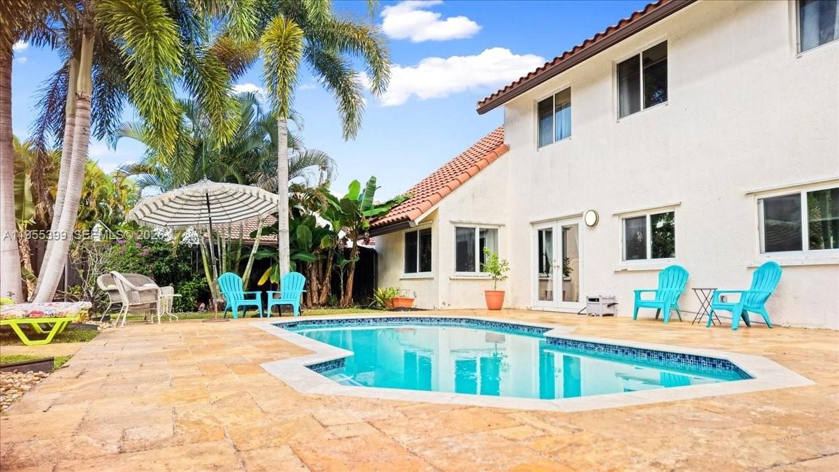 For Sale: $889,000 (5 beds, 3 baths, 2586 Square Feet)