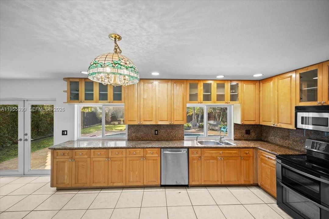 For Sale: $889,000 (5 beds, 3 baths, 2586 Square Feet)