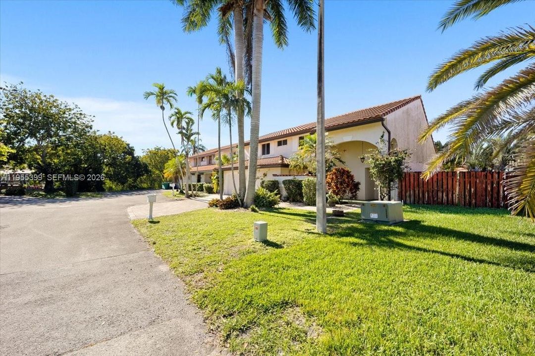 For Sale: $889,000 (5 beds, 3 baths, 2586 Square Feet)