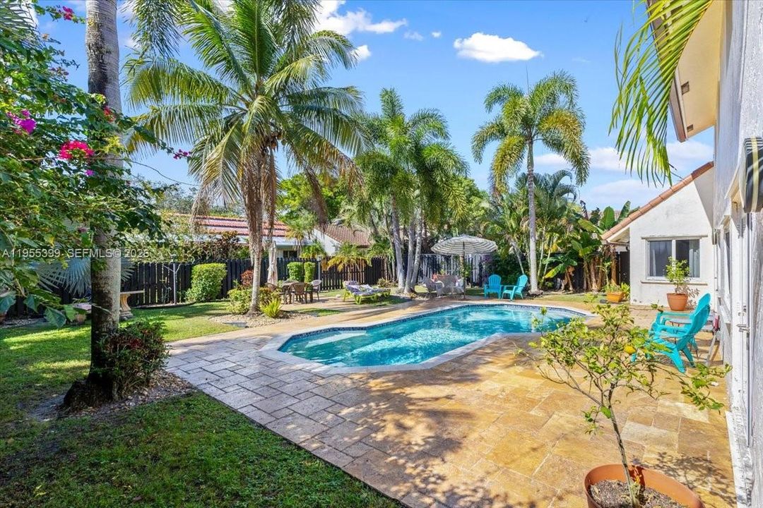 For Sale: $889,000 (5 beds, 3 baths, 2586 Square Feet)