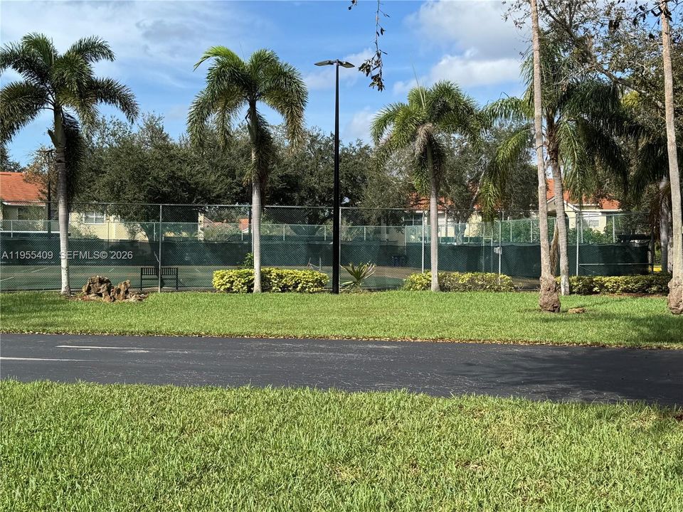 For Sale: $149,900 (2 beds, 2 baths, 1033 Square Feet)
