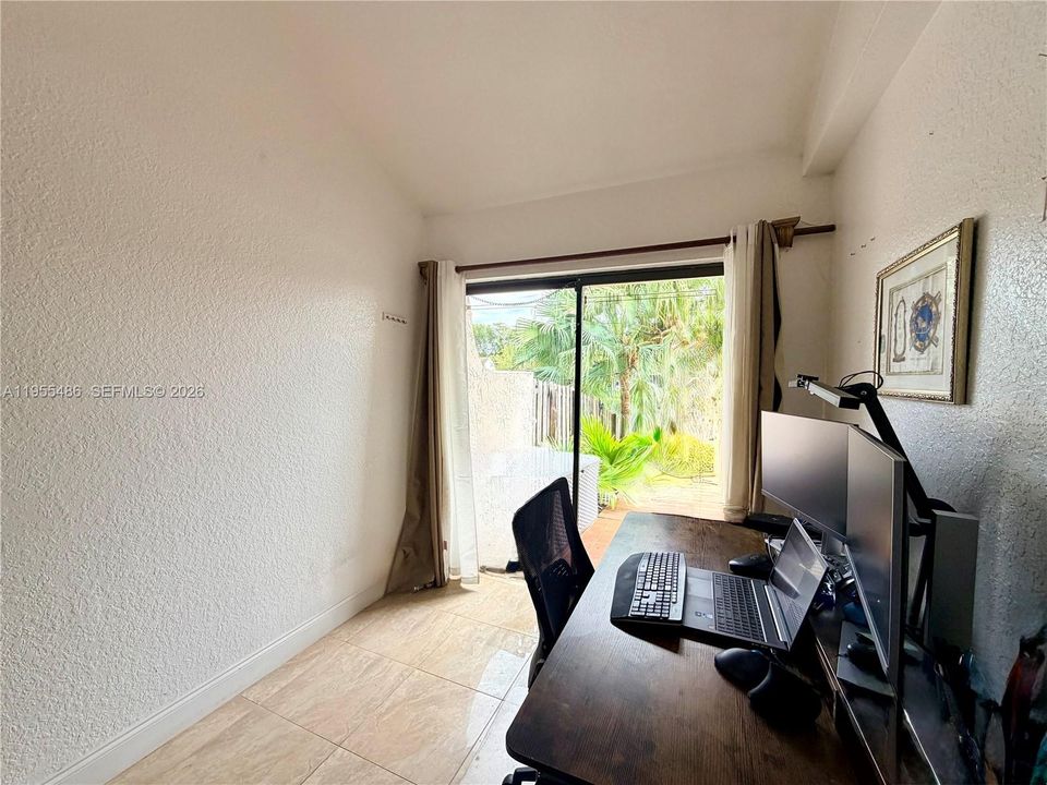 Activo con contrato: $5,275 (4 camas, 3 baños, 2413 Pies cuadrados)