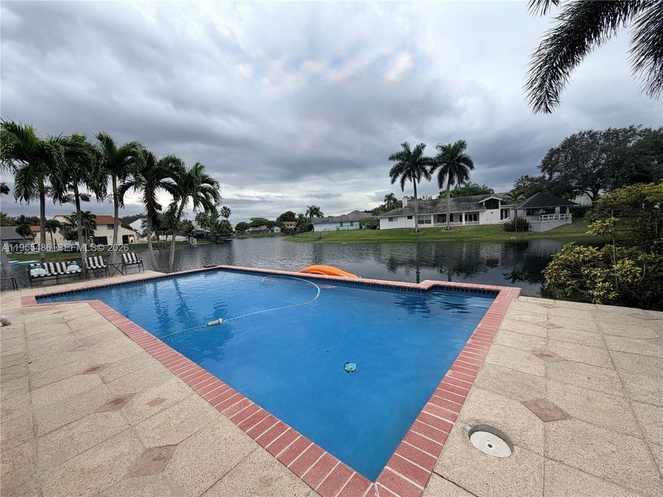 Activo con contrato: $5,275 (4 camas, 3 baños, 2413 Pies cuadrados)