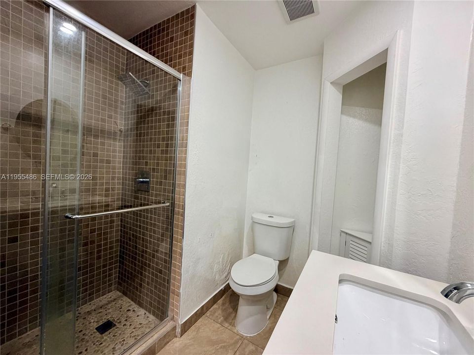 Activo con contrato: $5,275 (4 camas, 3 baños, 2413 Pies cuadrados)