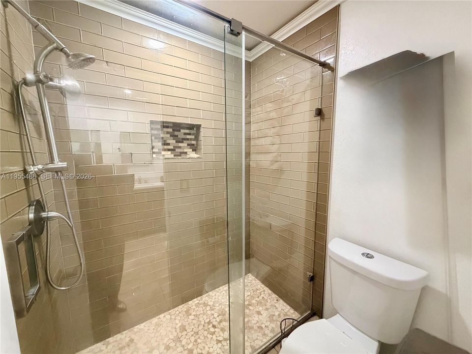 Activo con contrato: $5,275 (4 camas, 3 baños, 2413 Pies cuadrados)