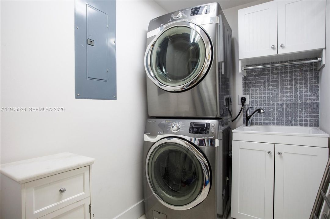 Vendido Recientemente: $2,500,000 (3 camas, 3 baños, 2477 Pies cuadrados)