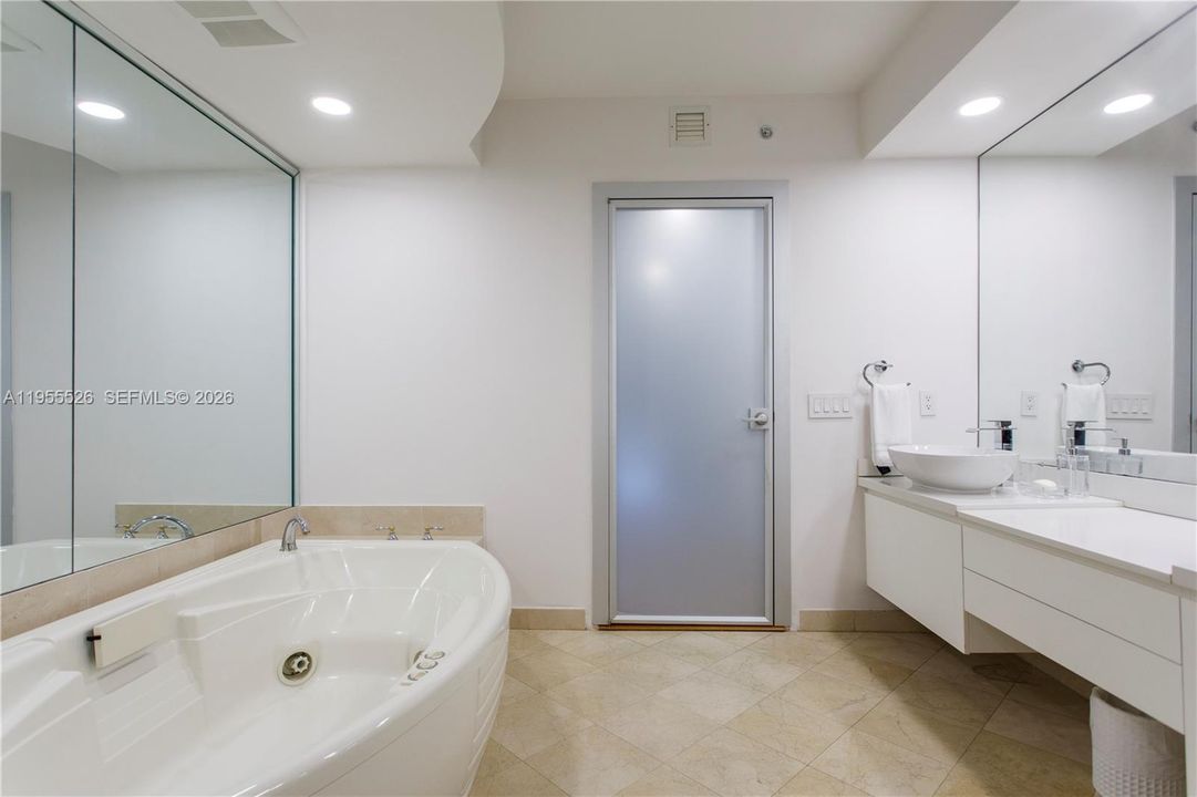 Vendido Recientemente: $2,500,000 (3 camas, 3 baños, 2477 Pies cuadrados)