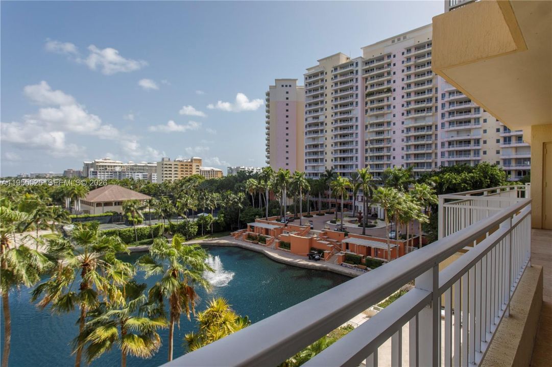 Vendido Recientemente: $2,500,000 (3 camas, 3 baños, 2477 Pies cuadrados)
