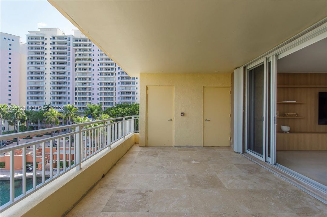 Vendido Recientemente: $2,500,000 (3 camas, 3 baños, 2477 Pies cuadrados)