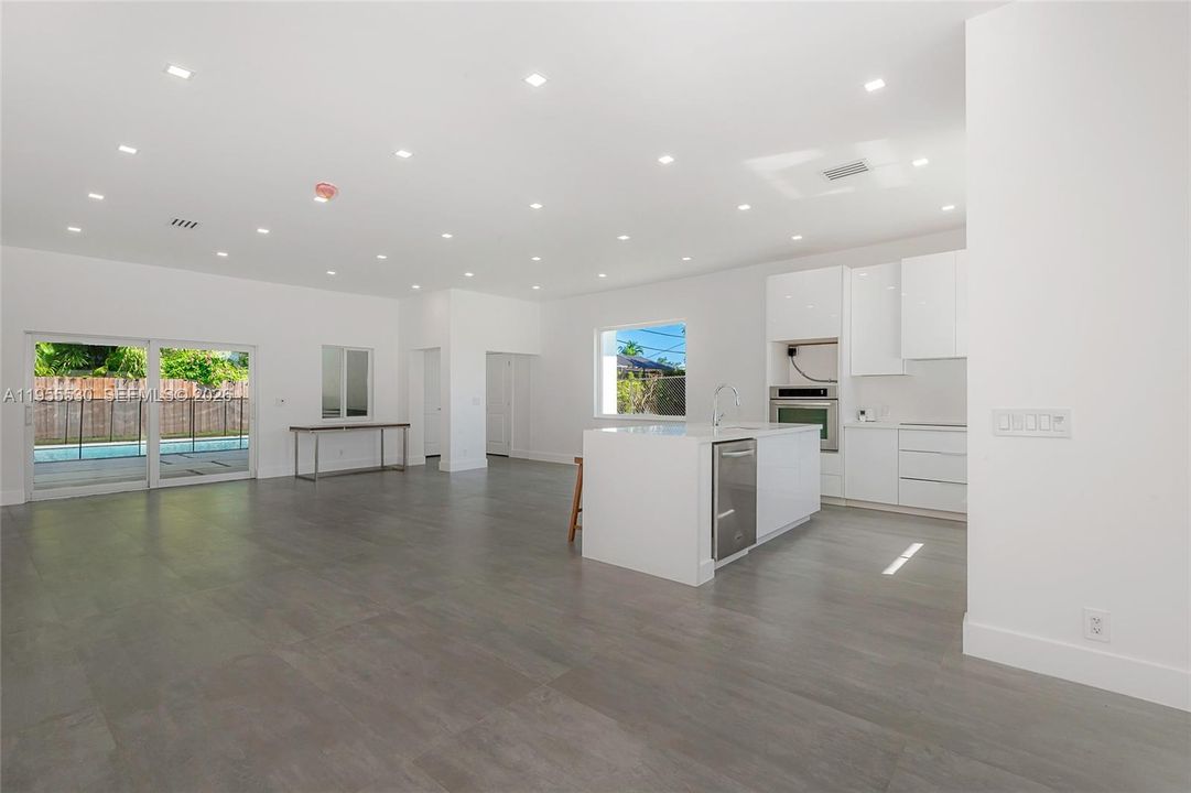 Recently Rented: $7,990 (5 beds, 3 baths, 2237 Square Feet)