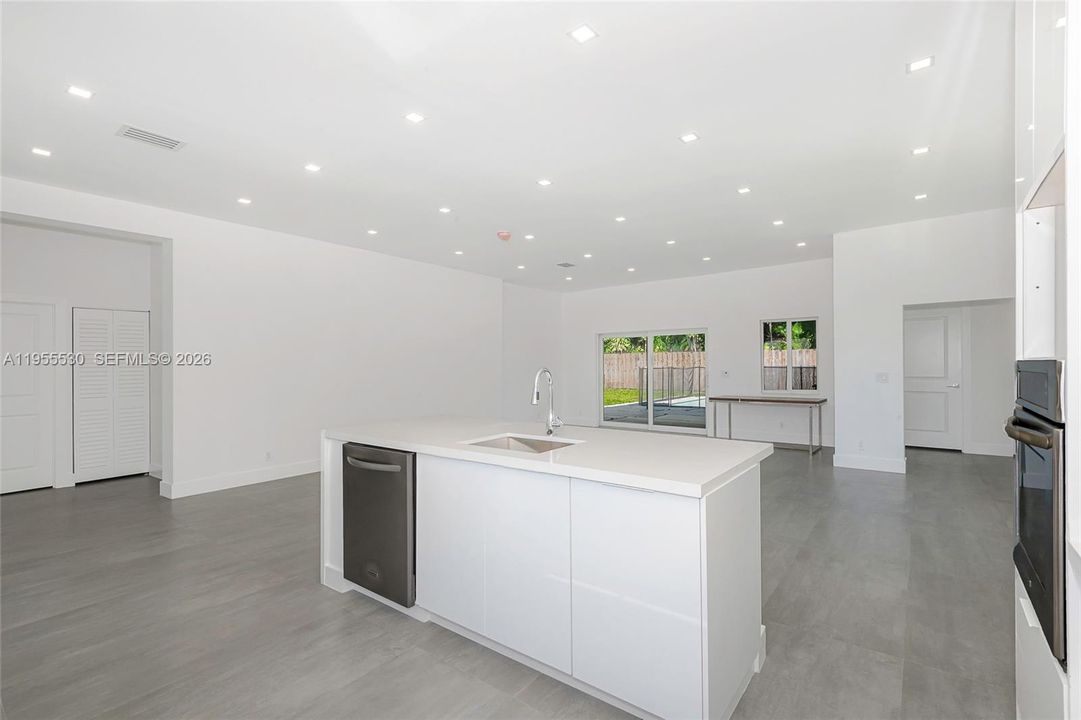 Recently Rented: $7,990 (5 beds, 3 baths, 2237 Square Feet)