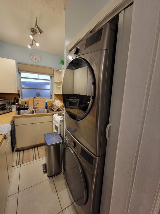 Rear unit, Tenant owned w/d and refrigerator