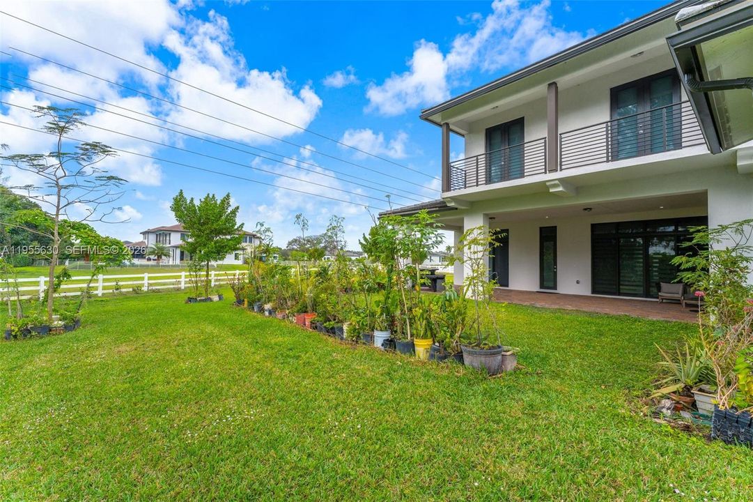 For Sale: $2,495,000 (6 beds, 5 baths, 5661 Square Feet)