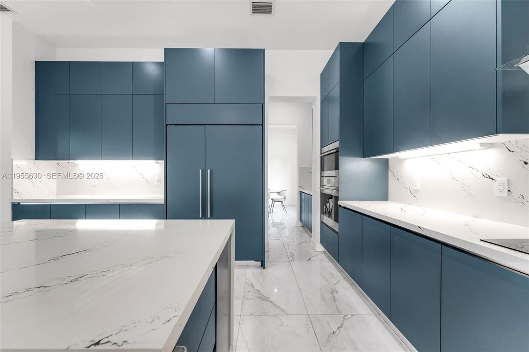 For Sale: $2,495,000 (6 beds, 5 baths, 5661 Square Feet)