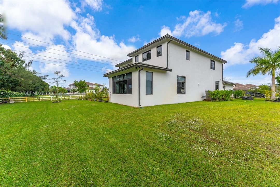For Sale: $2,495,000 (6 beds, 5 baths, 5661 Square Feet)