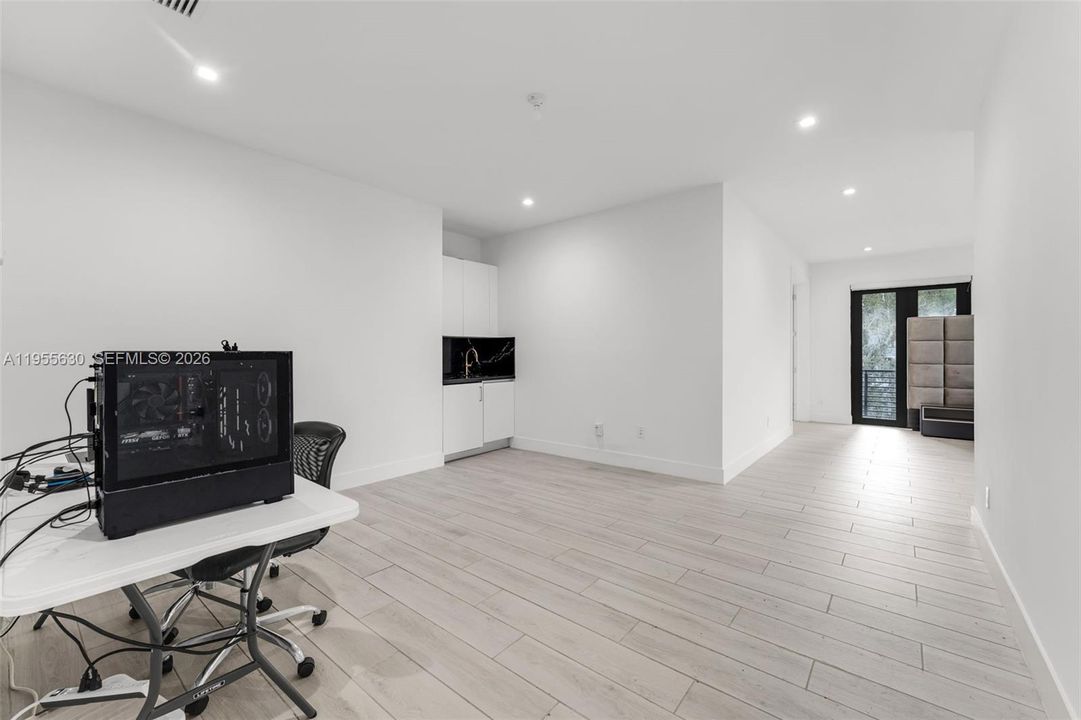 For Sale: $2,495,000 (6 beds, 5 baths, 5661 Square Feet)