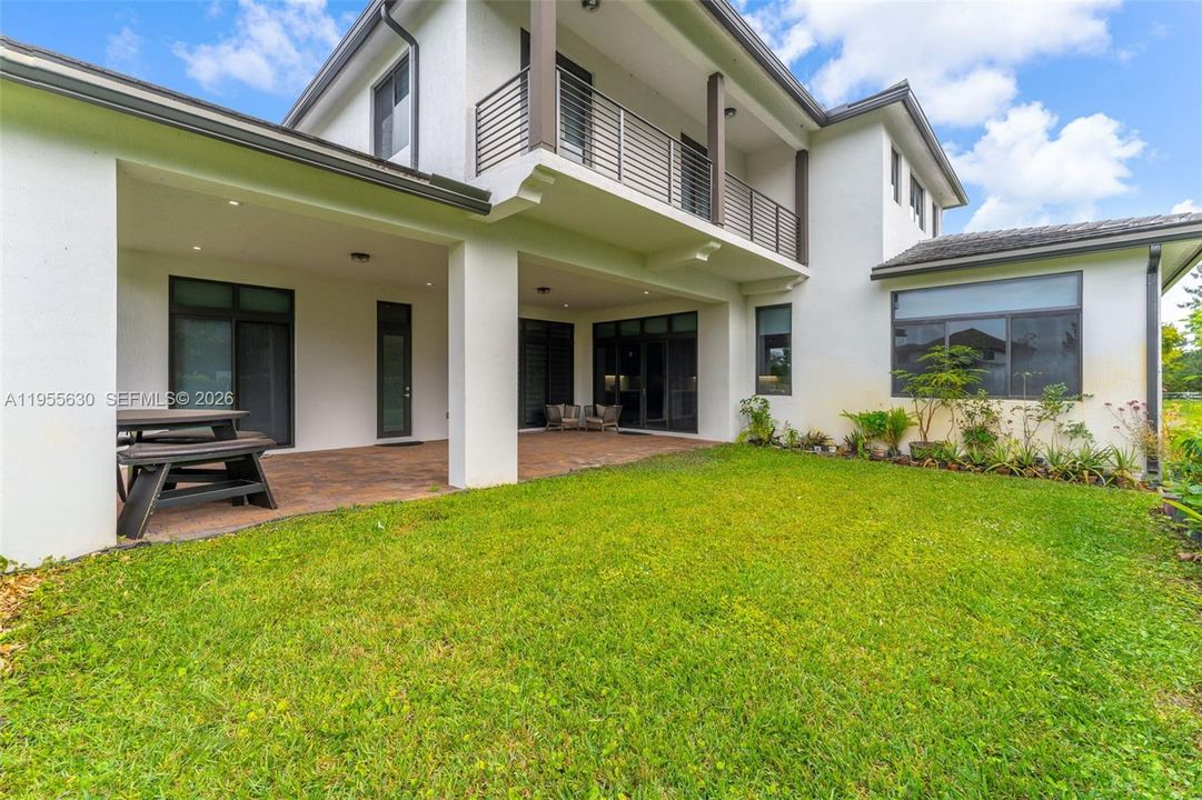For Sale: $2,495,000 (6 beds, 5 baths, 5661 Square Feet)