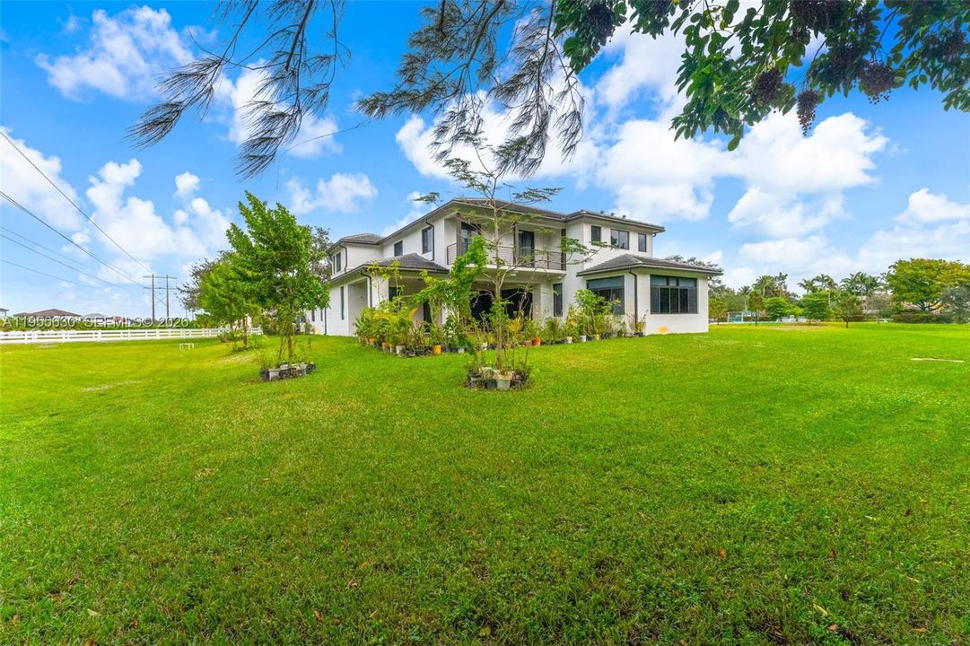 For Sale: $2,495,000 (6 beds, 5 baths, 5661 Square Feet)