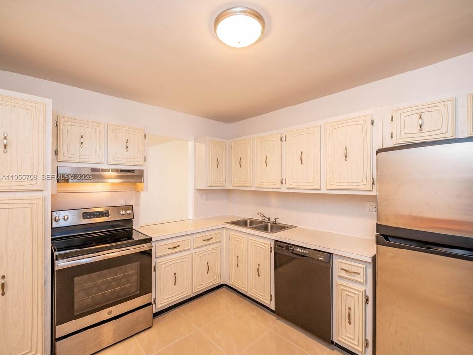 For Sale: $219,900 (2 beds, 2 baths, 949 Square Feet)