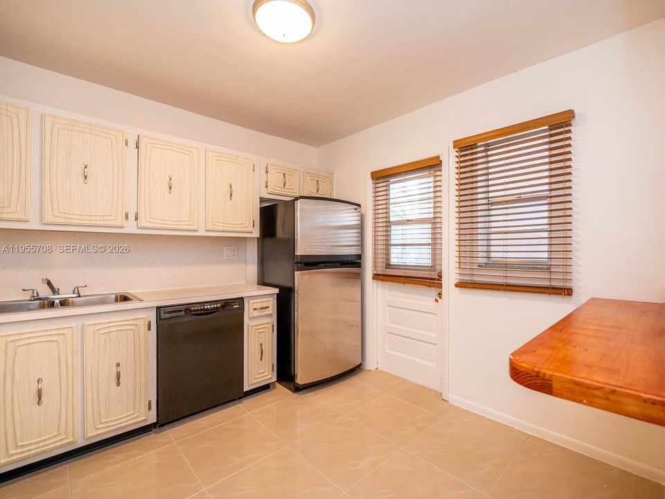 For Sale: $219,900 (2 beds, 2 baths, 949 Square Feet)