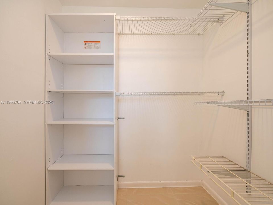 For Sale: $219,900 (2 beds, 2 baths, 949 Square Feet)