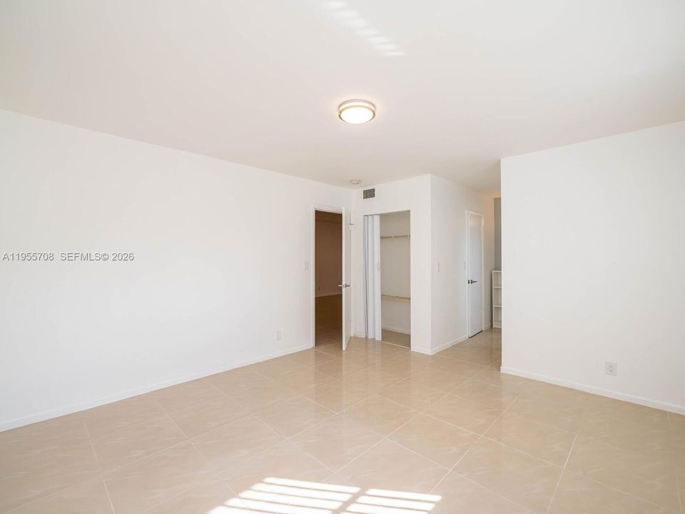 For Sale: $219,900 (2 beds, 2 baths, 949 Square Feet)