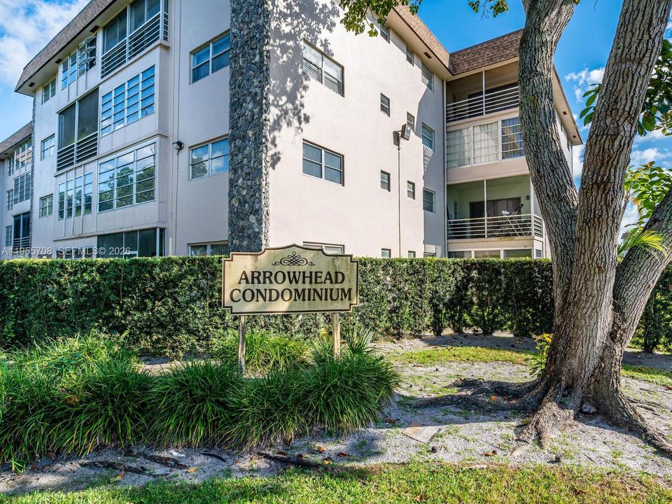 For Sale: $219,900 (2 beds, 2 baths, 949 Square Feet)