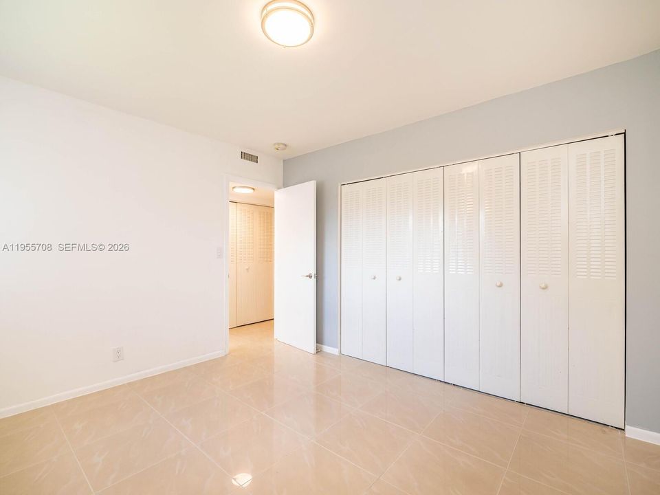 For Sale: $219,900 (2 beds, 2 baths, 949 Square Feet)