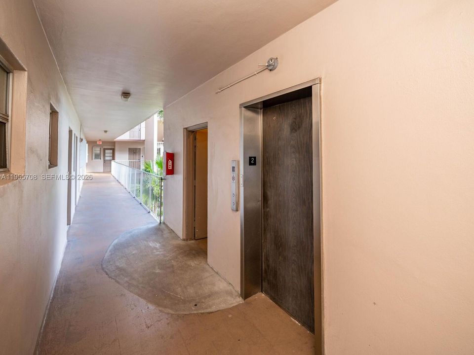 For Sale: $219,900 (2 beds, 2 baths, 949 Square Feet)