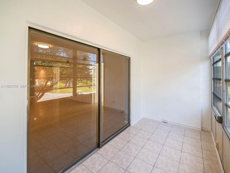 For Sale: $219,900 (2 beds, 2 baths, 949 Square Feet)