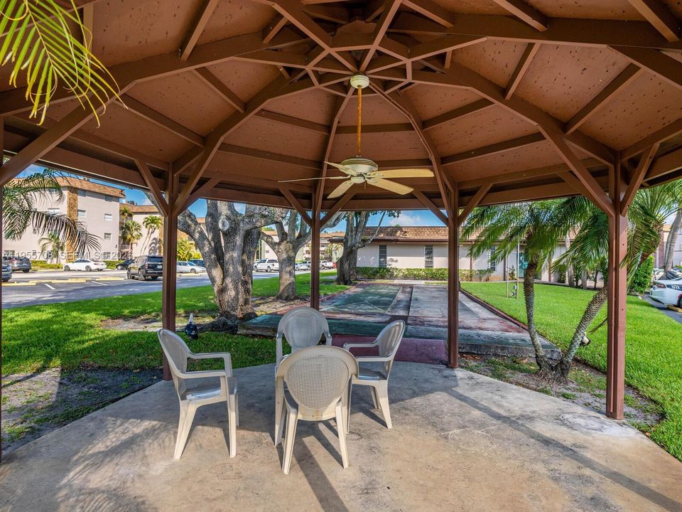 For Sale: $219,900 (2 beds, 2 baths, 949 Square Feet)
