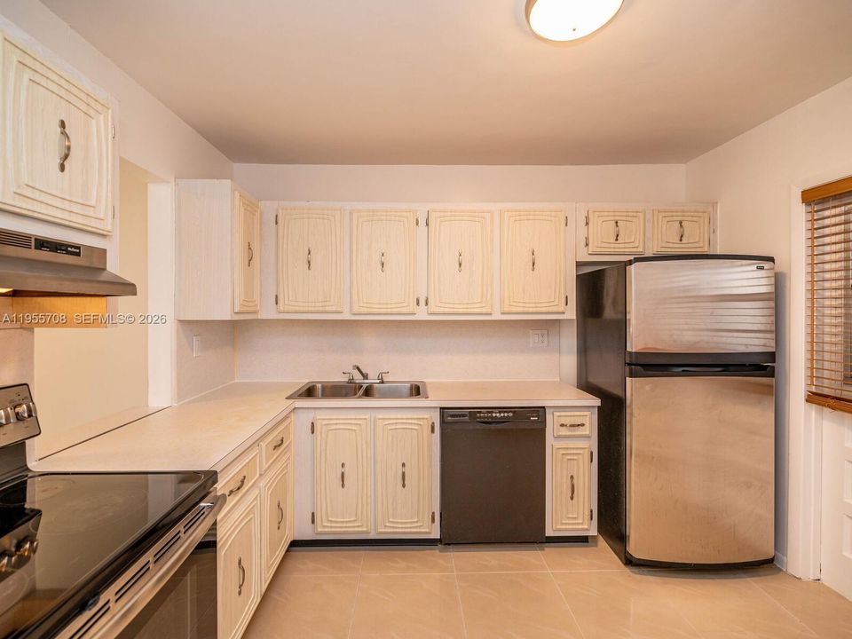 For Sale: $219,900 (2 beds, 2 baths, 949 Square Feet)