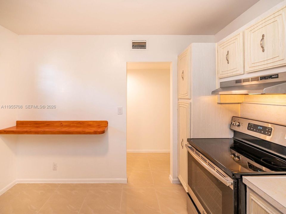 For Sale: $219,900 (2 beds, 2 baths, 949 Square Feet)