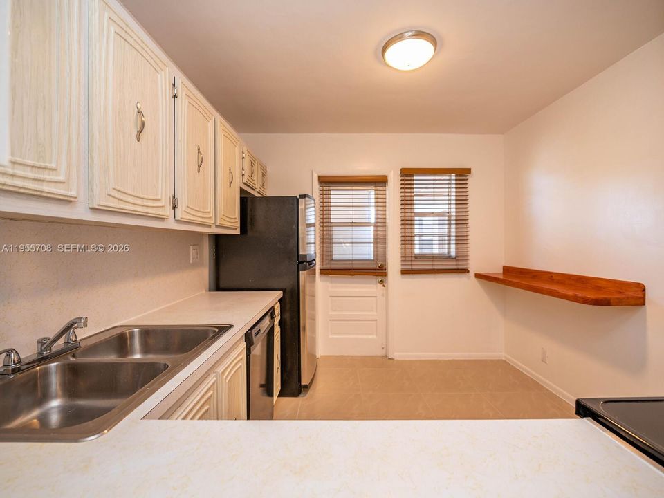For Sale: $219,900 (2 beds, 2 baths, 949 Square Feet)