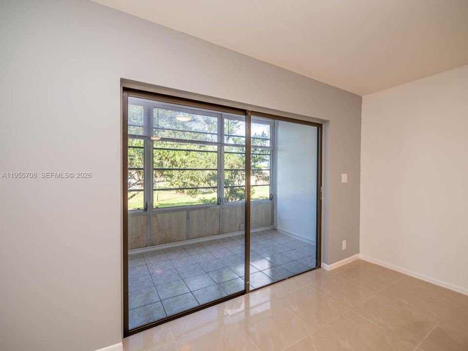 For Sale: $219,900 (2 beds, 2 baths, 949 Square Feet)