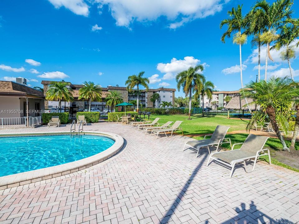 For Sale: $219,900 (2 beds, 2 baths, 949 Square Feet)