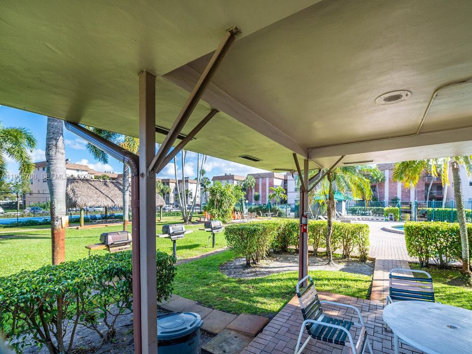 For Sale: $219,900 (2 beds, 2 baths, 949 Square Feet)