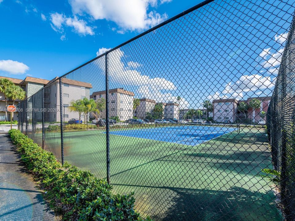 For Sale: $219,900 (2 beds, 2 baths, 949 Square Feet)