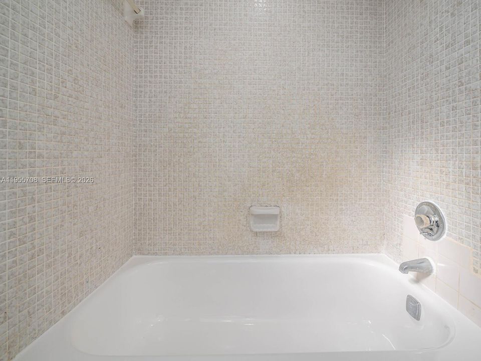 For Sale: $219,900 (2 beds, 2 baths, 949 Square Feet)