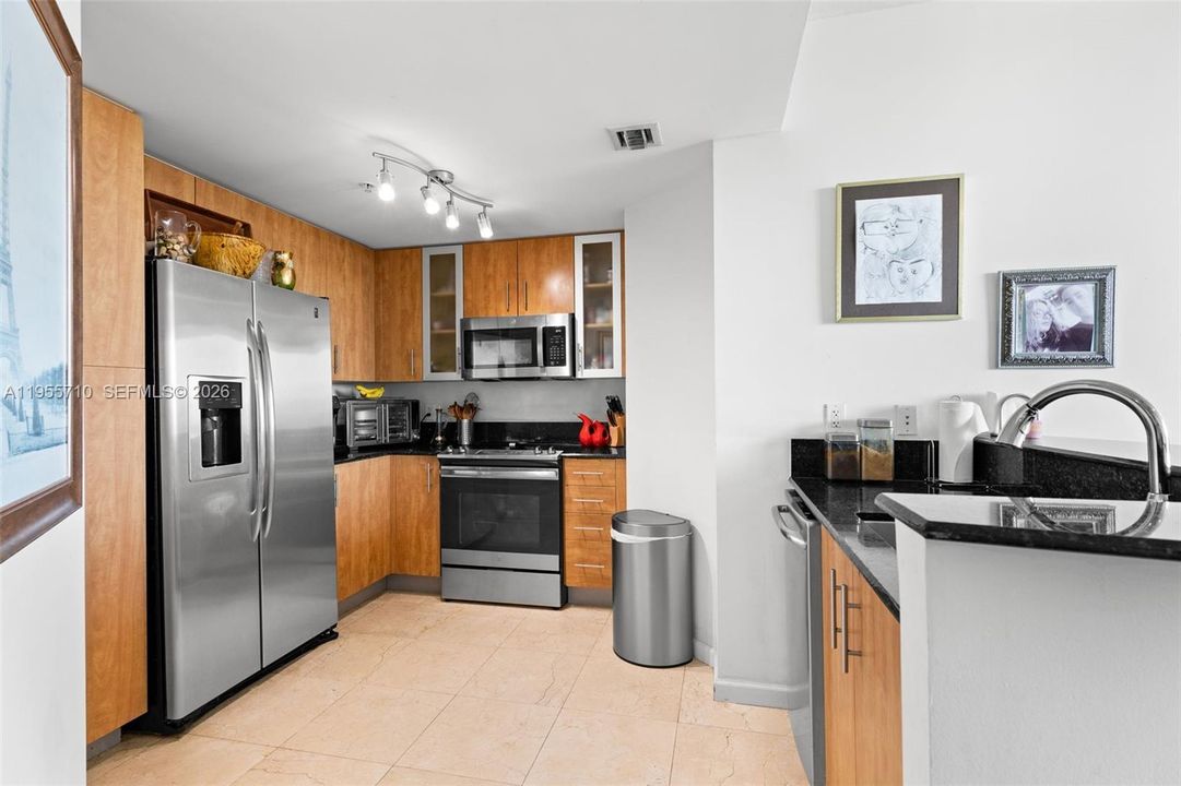 For Sale: $440,000 (2 beds, 2 baths, 1251 Square Feet)