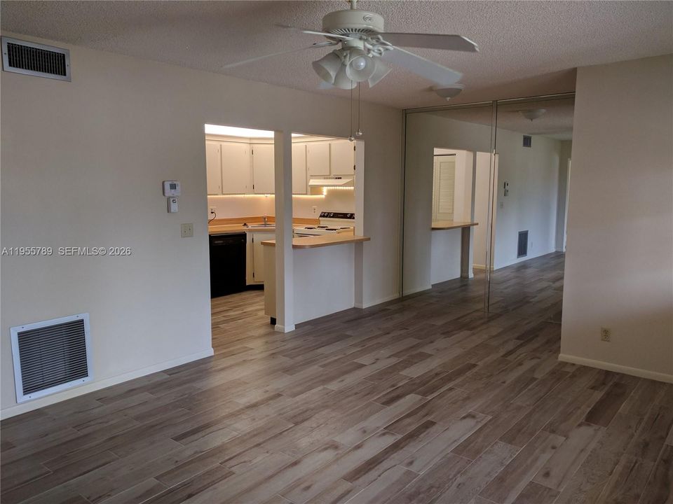 Recently Rented: $1,450 (2 beds, 1 baths, 812 Square Feet)