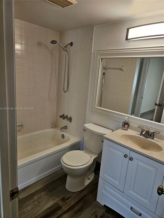 Recently Rented: $1,450 (2 beds, 1 baths, 812 Square Feet)
