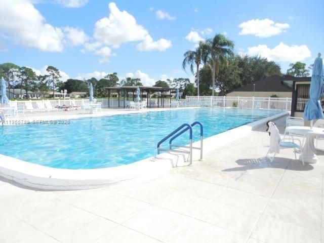 Recently Rented: $1,450 (2 beds, 1 baths, 812 Square Feet)