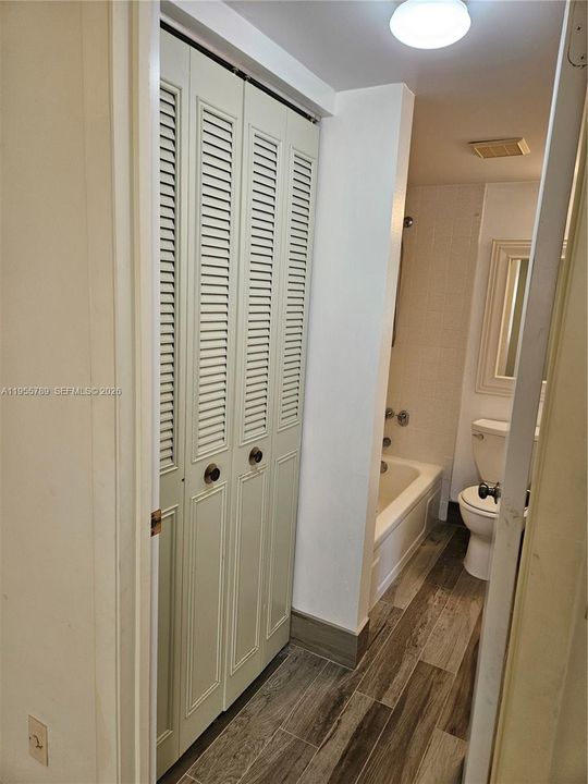 Recently Rented: $1,450 (2 beds, 1 baths, 812 Square Feet)