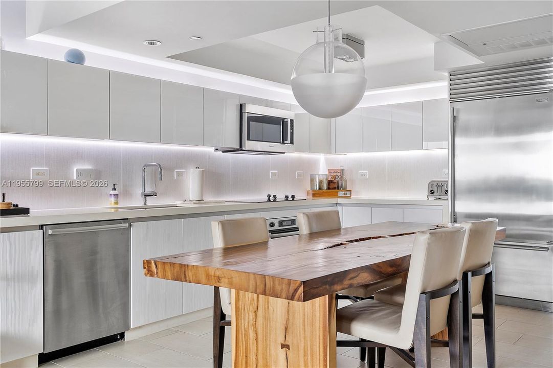 For Sale: $2,279,000 (1 beds, 1 baths, 866 Square Feet)