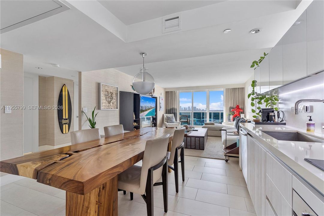 For Sale: $2,279,000 (1 beds, 1 baths, 866 Square Feet)