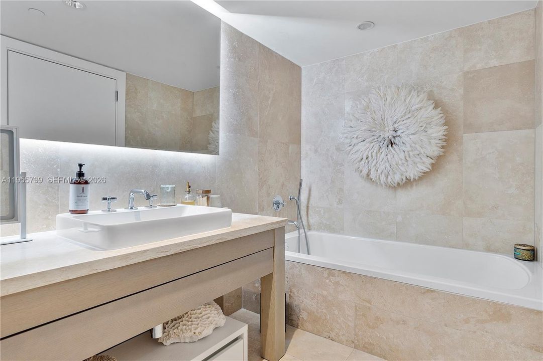 For Sale: $2,279,000 (1 beds, 1 baths, 866 Square Feet)