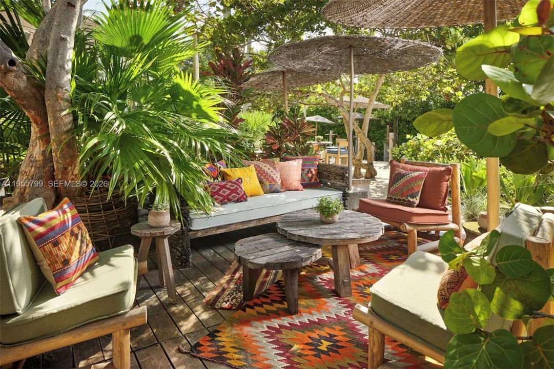 For Sale: $2,279,000 (1 beds, 1 baths, 866 Square Feet)