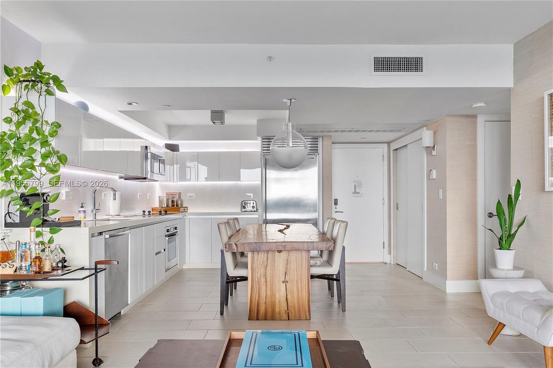For Sale: $2,279,000 (1 beds, 1 baths, 866 Square Feet)