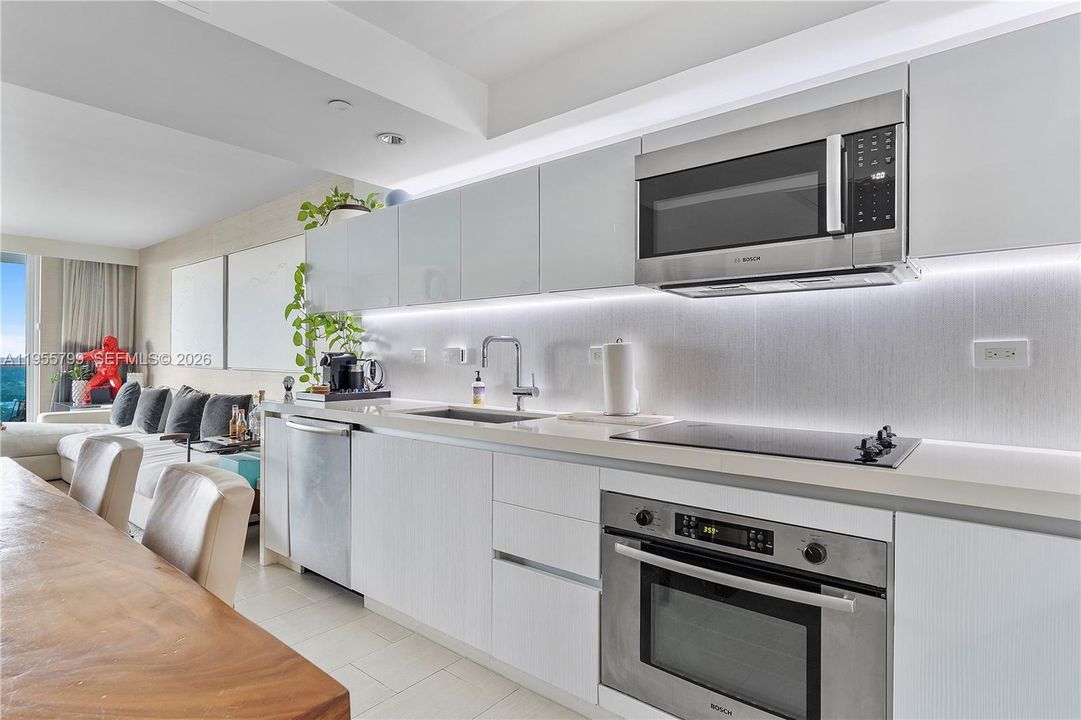 For Sale: $2,279,000 (1 beds, 1 baths, 866 Square Feet)
